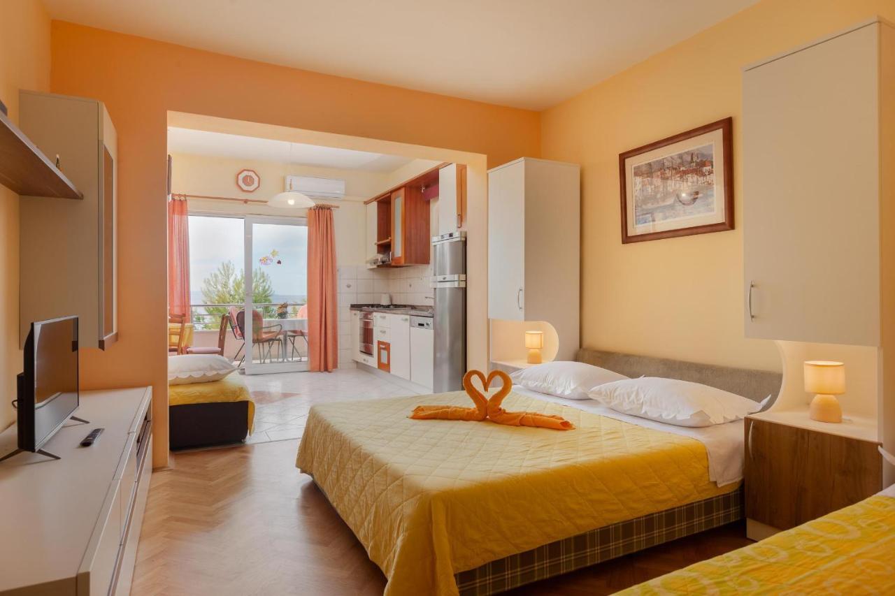 Apartments Marijan - Beachfront Tučepi Exteriör bild