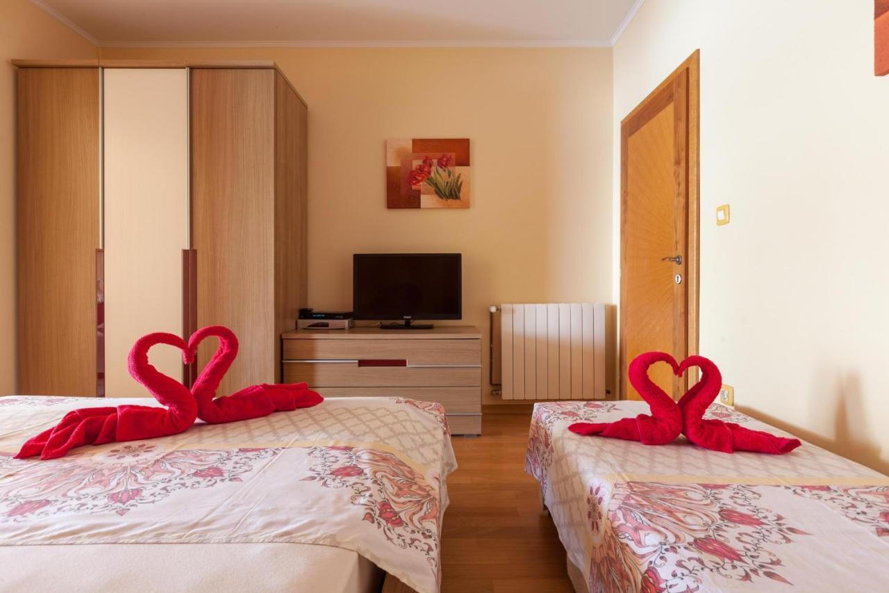 Apartments Marijan - Beachfront Tučepi Exteriör bild