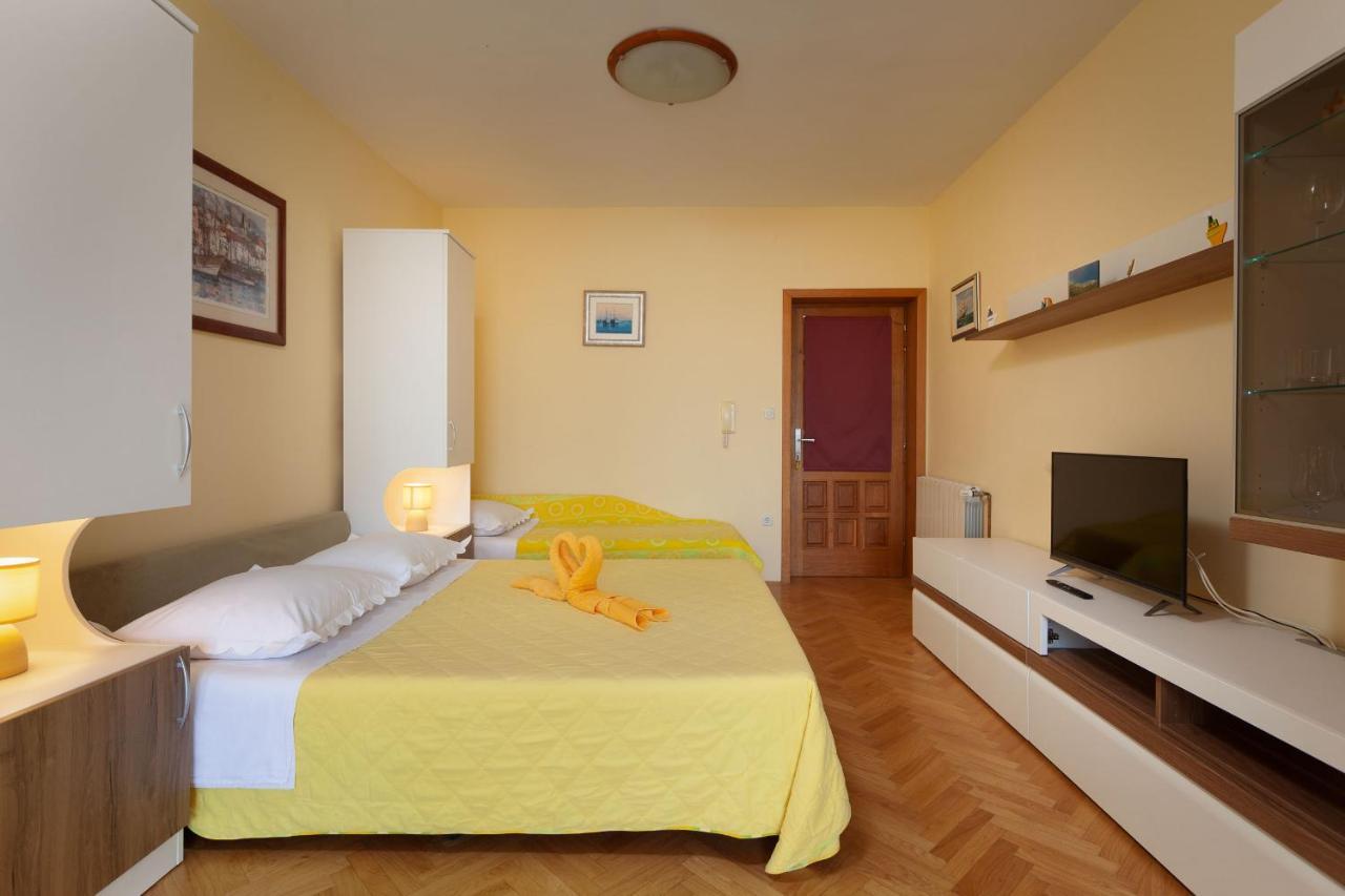 Apartments Marijan - Beachfront Tučepi Exteriör bild